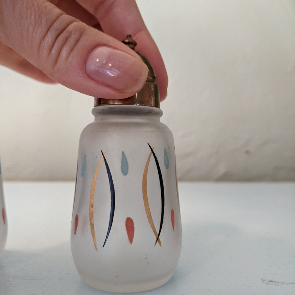 SOLD ETSYAtomic Mid Century Vintage Hazel Atlas Salt and Pepper Set - Picture 6 of 11
